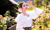 Lý Nhã Kỳ xinh đẹp hút hồn trong trang phục truyền thống Romania