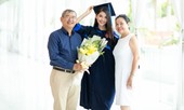 Á hậu Thuỳ Dung rạng rỡ bên bố mẹ trong ngày nhận bằng tốt nghiệp