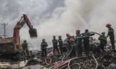 Kho dăm gỗ cháy suốt nửa ngày, cột khói cao chục mét