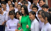Hoa hậu Phương Khánh áo dài xanh đẹp nổi bật ở quê nhà Bến Tre