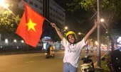 Về nước sau Miss World, Tiểu Vy 'đi bão' bằng xe máy cổ vũ Việt Nam