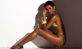 H'Hen Niê lộ 3 vòng 'bỏng rẫy' với bikini trước bán kết Miss Universe