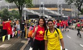Á hậu Lệ Hằng 'liều' vào khán đài Malaysia ở 'chảo lửa' Bukit Jalil
