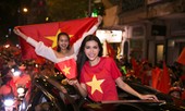 Minh Tú ngồi xe mui trần 'đi bão' gây náo loạn đường phố Sài Gòn