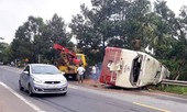 Xe chở 30 khách lật nhào, dân đập kính cứu người