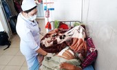 Một thanh niên bị bắn xuyên thủng bụng khi đang làm vườn