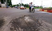 Cận cảnh đường gần 680 tỷ chưa thông xe đã vá chằng vá đụp