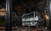 Xe tải lao vào nhà hàng, một bảo vệ thoát chết