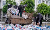 Cư dân 'biệt thự triệu đô' Hà Nội hối hả trước cơn bão số 4