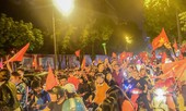 CĐV ăn mừng, đốt pháo sáng khắp nẻo phố Thủ đô