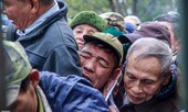 Ngột thở giữa vòng vây CĐV mua vé chung kết AFF Cup