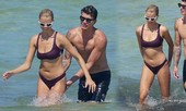 Hailey Clauson khoe dáng 'tạc tượng', vô tư tình tứ bạn trai trên biển