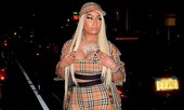 Nữ rapper Nicki Minaj khoe vòng 1 ngoại cỡ trên phố