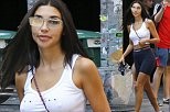 Nàng mẫu 9x Chantel Jeffries diện mốt không nội y xuống phố