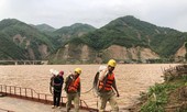 Công nhân truyền tải điện gồng mình khắc phục hậu quả của mưa lũ