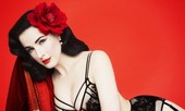 'Biểu tượng sex' Dita Von Teese trẻ đẹp ngỡ ngàng ở tuổi U50