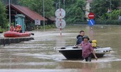 Mưa ngập, người dân Hạ Long dùng xuồng trên quốc lộ