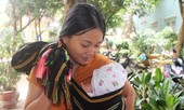 Gia Lai: Thí sinh 18 tuổi địu con trai đi thi