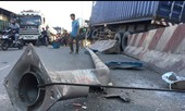Tài xế ngủ gật, container tông đổ trụ điện rồi cày nát dải phân cách