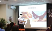Rắc rối xử lý việc 'Yêu nơi công cộng'