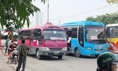 Công an đứng nhìn xe khách vi phạm