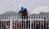 Hạn chế chen lấn, vé chợ đen, cách nào?