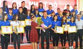Giảng viên, sinh viên và các 'soái ca' cùng hiến máu Chủ Nhật Đỏ