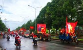 Dân xã huyện diễu hành xe công nông lên tỉnh cổ vũ bóng đá