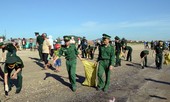 BẢN TIN TÌNH NGUYỆN: Cán bộ chiến sĩ chung tay làm sạch biển