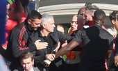 Mourinho nổi điên, đuổi đánh người Chelsea ngay tại sân