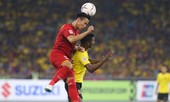 Quế Ngọc Hải động viên đồng đội trẻ sau trận hòa tại Bukit Jalil