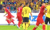 CĐV Malaysia đòi trọng tài rút thẻ đỏ đuổi Duy Mạnh