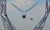 Thiết bị bay giúp con người chăng dây điện