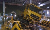 Xe tải tông sập cabin thu phí trên cao tốc rồi gây tai nạn liên hoàn