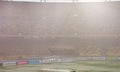 Sân Bukit Jalil ngập trắng vì mưa to trước giờ thi đấu