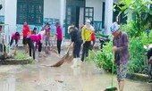 Ngày nhà giáo không hoa, thầy cô lội bùn gột rửa bục giảng