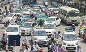 Giá xăng giảm mạnh nhiều lần, cước taxi bất động