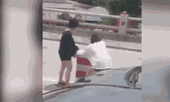 Xôn xao, 2 cô gái dừng ô tô hì hục đẩy thành cầu nặng giữa đường