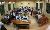 Lớp tiểu học 69 học sinh trông như ong vỡ tổ, phụ huynh khóc thét