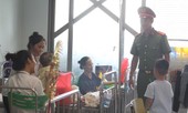 Công đoàn học viện cảnh sát mang ‘trung thu hồng’ đến bệnh viện