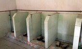 Vì sao nhà vệ sinh ở trường 'ám ảnh' học sinh?