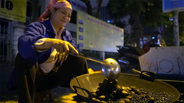 Người Hà Nội vất vả trong ngày mưa lạnh đầu mùa