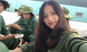 Nữ sinh gây thương nhớ với bức ảnh ngồi nghỉ trên đường hành quân