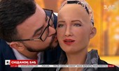 Robot Sofia có nụ hôn đầu đời với “bạn trai” trên sóng truyền hình
