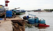 Tàu hàng thủng đáy, 26 tấn hóa chất trào xuống sông Đồng Nai