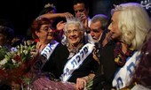 Xúc động khoảnh khắc trao vương miện Miss Holocaust Survivor