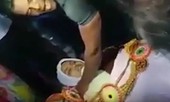 Hi hữu: Chàng trai kết hôn với xác chết