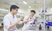 Học sinh trường chuyên 'chữa bệnh' cho tôm giành Giải thưởng quốc tế