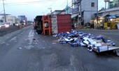 Xe đầu kéo lật ngang trên QL1A,hàng trăm thùng bia đổ tràn ra đường