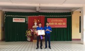 Trao tặng bằng khen cho thầy giáo cứu học sinh đuối nước